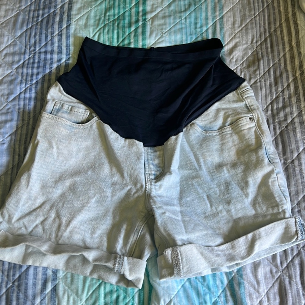 Old navy Maternity jean shorts. Size 8. Light wash